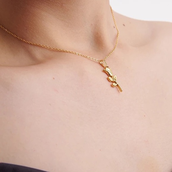 Vintage Rose Flower Pendant Gold Necklace - Picture 4 of 7
